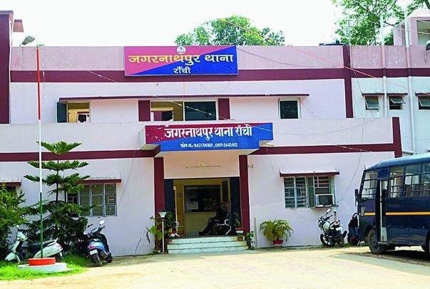 Ranchi : 7-8 अपराधियों ने चाकू की नोंक पर बंधक बनाकर लूट लिये मोबाइल, घड़ी और इतने रुपए, मामला दर्ज...