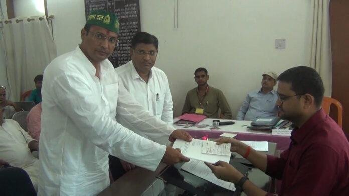 उपचुनाव के लिए राजद प्रत्याशी अजीत सिंह ने किया नामांकन, कहा- BJP के साथ लड़ाई