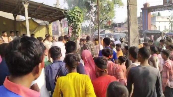 मूर्ति विसर्जन करने के दौरान असामाजिक तत्वों ने लोगों पर किया हमला, पुलिस ने बरसाईं लाठी