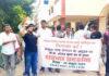 प्रिंसिपल व शिक्षक के खिलाफ छात्र संगठनों का आंदोलन, कॉलेज परिसर में दिया धरना