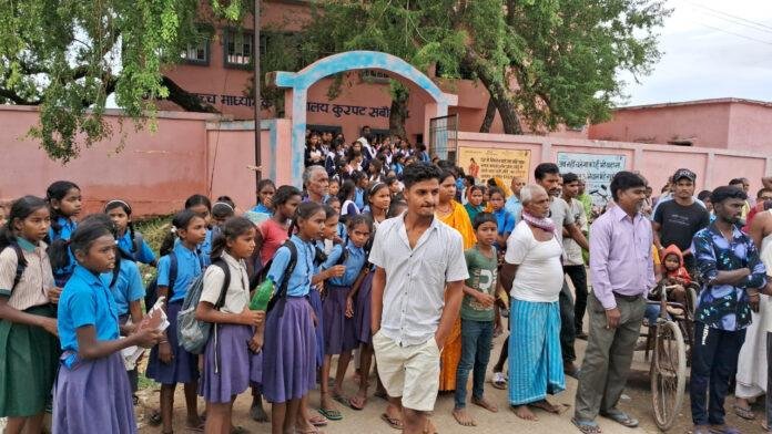 Bhagalpur School सबौर में प्रधानाध्यापक को हटाने को लेकर हंगामा, ग्रामीण व छात्र-छात्राओं ने किया विरोध