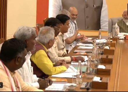 दिल्ली में मंगलवार देर शाम भाजपा के केंद्रीय चुनाव समिति की बैठक में पीएम मोदी के सामने अमर बाउरी, चंपाई सोरेन, लक्ष्मीकांत वाजपेयी, अर्जुन मुंडा और केंद्रीय मंत्री अमित शाह।