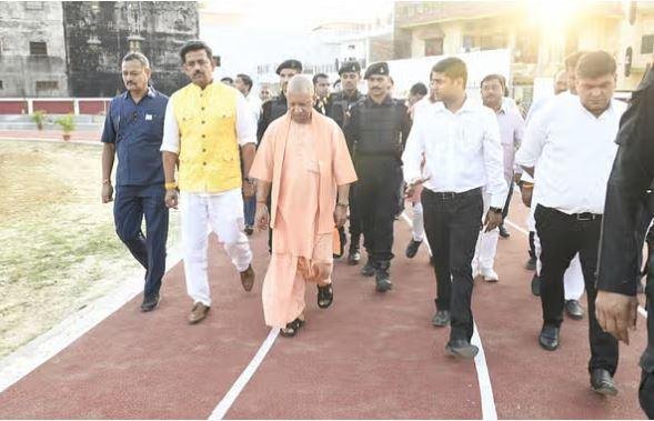 गोरखपुर में शनिवार सांसद रवि किशन संग निर्माणाधीन सड़क का निरीक्षण करते सीएम योगी आदित्यनाथ। 