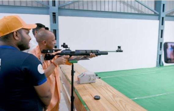 गोरखपुर के निर्माणाधीन मिनी स्पोर्ट्स कांप्लेक्स के शूटिंग रेंज में निशाना लगाते सीएम योगी।