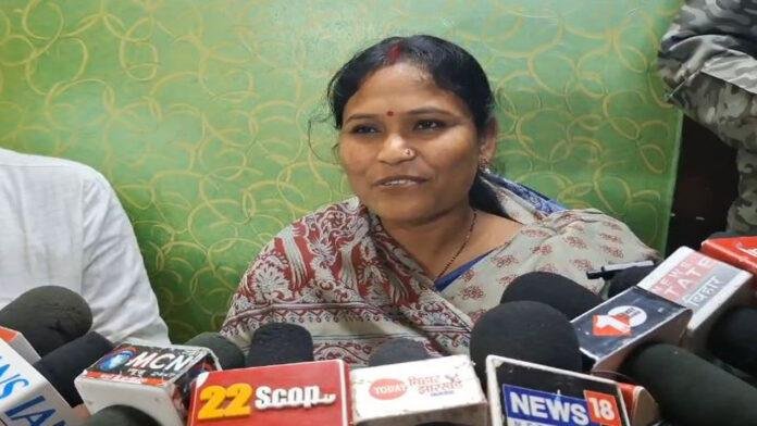 Media से रूबरू हुई दीपा मांझी, कहा- जो काम अधूरे हैं जीतकर पूरा करूंगी