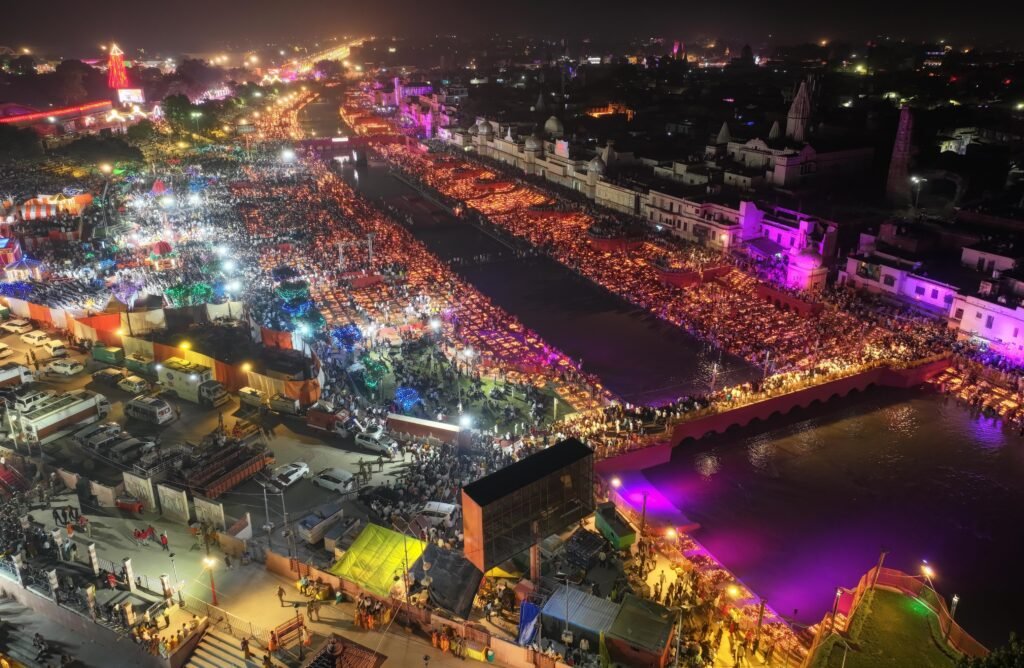 दीपोत्सव के समय बुधवार शाम अयोध्या में सरयू तट का एरियल व्यू