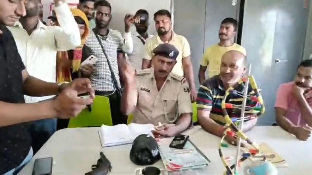 देसी कट्टा लेकर स्कूल में पहुंचा 9वीं क्लास का छात्र, पुलिस ने किया जब्त