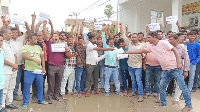 जर्जर सड़क को लेकर ग्रामीणों ने सरकार और प्रशासन के खिलाफ की नारेबाजी