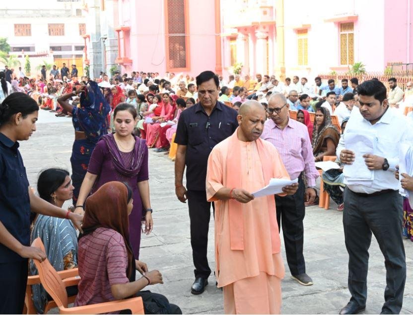 Unrest Yogi : विजयादशमी बीतते ही पुराने फॉर्म मे लौटे CM Yogi, सुनीं जनता की समस्याएं, दिया आदेश - अवैध कब्जेदार न बख्शे जाएं रविवार सुबह यूपी के गोरखनाथ मंदिर परिसर में आयोजित जनता दर्शन कार्यक्रम में फरियादियों की बात सुनते सीएम योगी आदित्यनाथ।