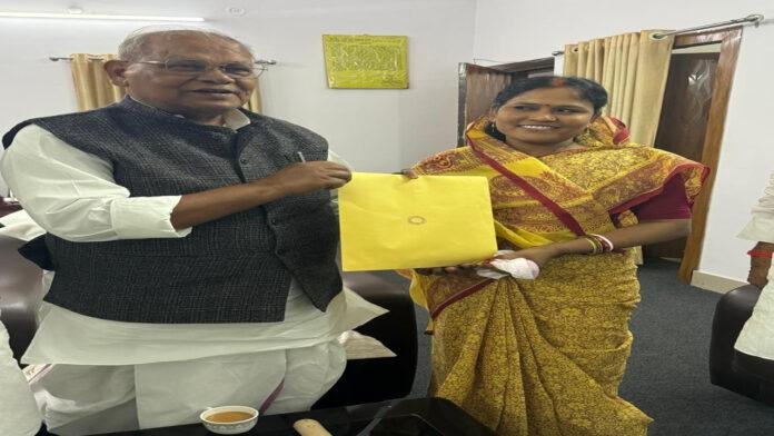 मंत्री पति के बाद चुनावी मैदान में पत्नी