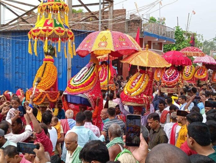 Khagaria में कलश विसर्जन शोभायात्रा से भक्तिमय रहा वातावरण