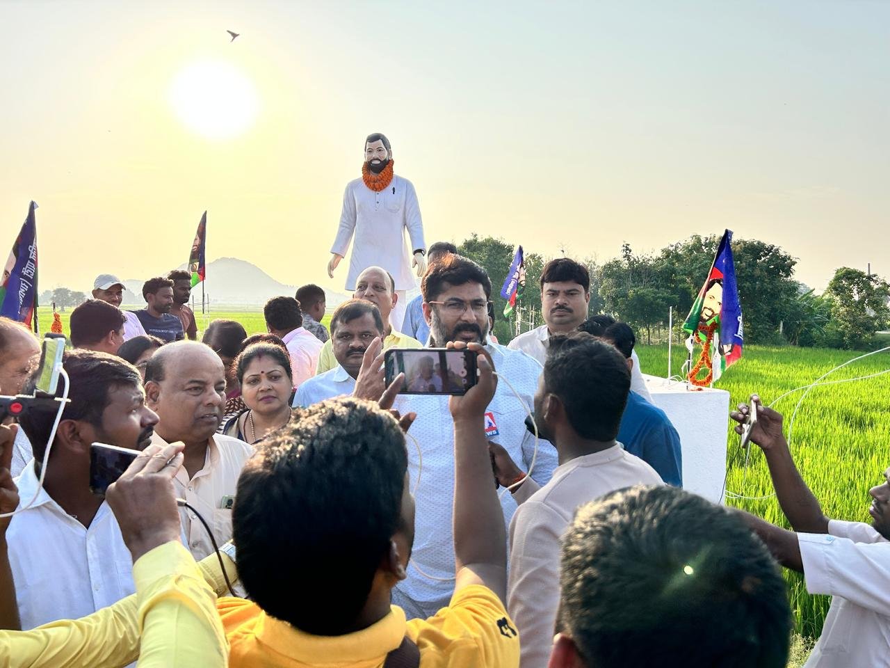 LJPR का प्रतिनिधिमंडल पहुंचा गया, लिया रामविलास पासवान के टूटे प्रतिमा का जायजा