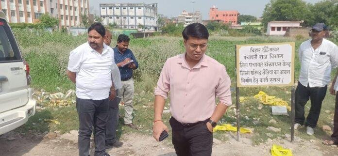 Bettiah में जिला पंचायत संसाधन केंद्र के निर्माण स्थल का उप विकास आयुक्त ने किया निरीक्षण