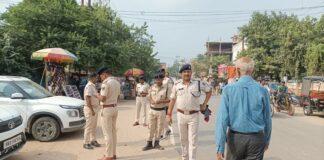 सड़क किनारे Illegal Parking के खिलाफ चलाया गया अभियान, वसूला गया जुर्माना