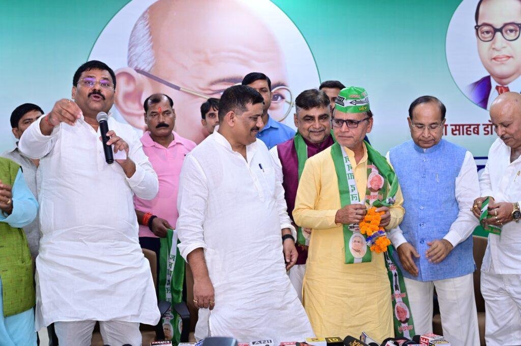 Cricketer के पिता की राजनीति में एंट्री, प्रवण पांडे ने ज्वाइन किया JDU, कहा- अब होगा खेला