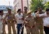 यूपी के लखीमपुर खीरी में भाजपा विधायक और अधिवक्ता में भिड़ंत को रोकते पुलिस वाले।