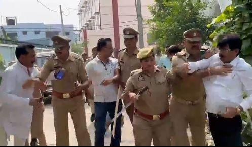 यूपी के लखीमपुर खीरी में भाजपा विधायक और अधिवक्ता में भिड़ंत को रोकते पुलिस वाले।