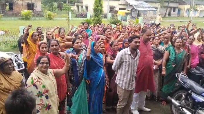 जीविका के कैडर दीदियों द्वारा अपनी मांग को लेकर विरोध प्रदर्शन