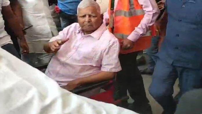 दिल्ली के लिए रवाना हुए लालू यादव, लैंड फॉर जॉब मामले में है समन