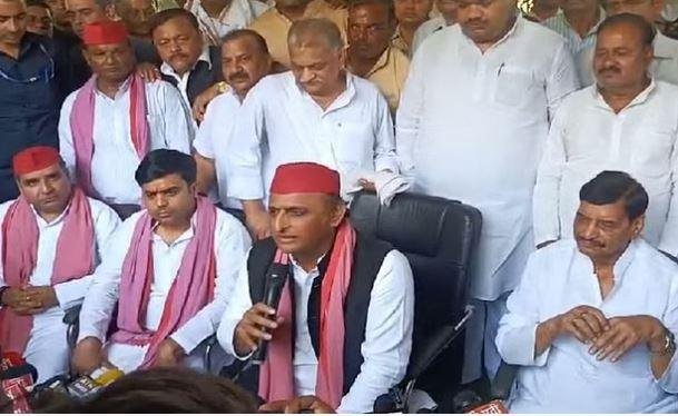 मैनपुरी में सोमवार को मीडिया से मुखातिब हुए सपा मुखिया अखिलेश यादव। साथ बैठे हैं शिवपाल यादव भी।