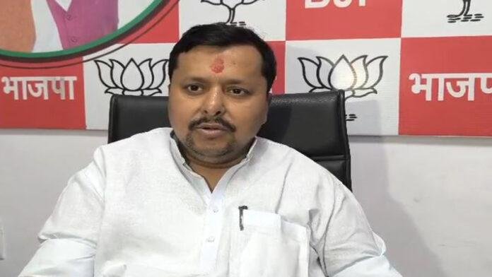 मंत्री नितिन ने तेजस्वी को बताया 'बरसाती नेता'