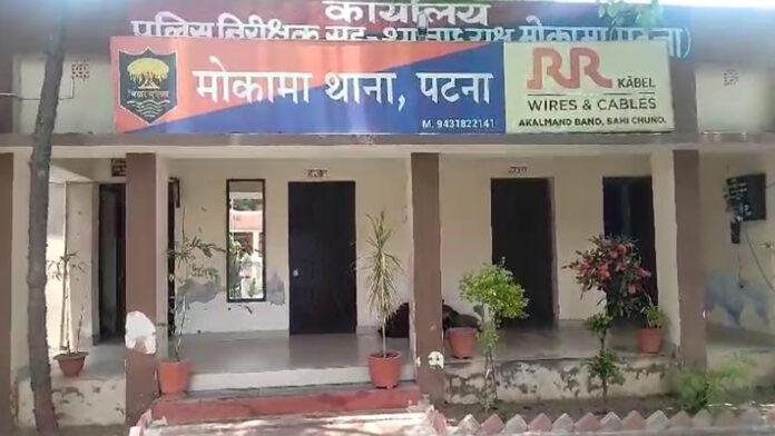 दिनदहाड़े दुकानदार बाप-बेटे ने दूसरे दुकानदार को चाकूओं से गोदा