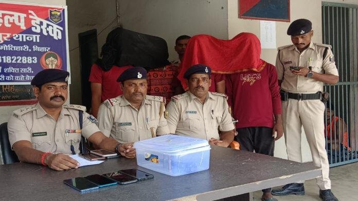 हथियार लहराकर ठुमका लगाना पड़ा महंगा, 4 महीने बाद 4 युवक गिरफ्तार