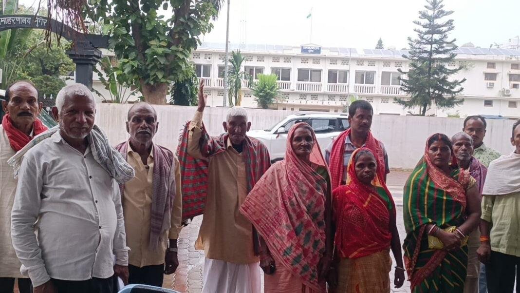 बाढ़ पीड़ित अनुदान राशि की भुगतान की मांग को लेकर ग्रामीण पहुंचे समाहरणालय