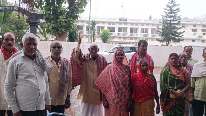 बाढ़ पीड़ित अनुदान राशि की भुगतान की मांग को लेकर ग्रामीण पहुंचे समाहरणालय