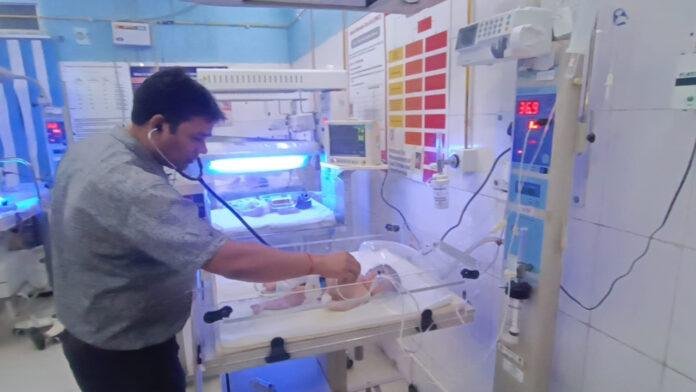 झाड़ी में फेंके गए 2 दिन के नवजात को प्रशासन की मदद से अस्पताल में कराया गया भर्ती