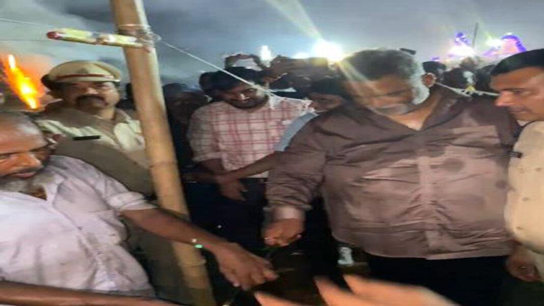 उलटे रॉकेट में आग लगाना सांसद पप्पू का पड़ा भारी, रावण दहन के दौरान झुलसे