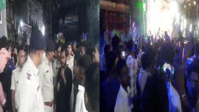 DJ पर अश्लील गाने के दौरान सड़क पर झूमते दिखे लोग, नहीं मानी पुलिस की बात