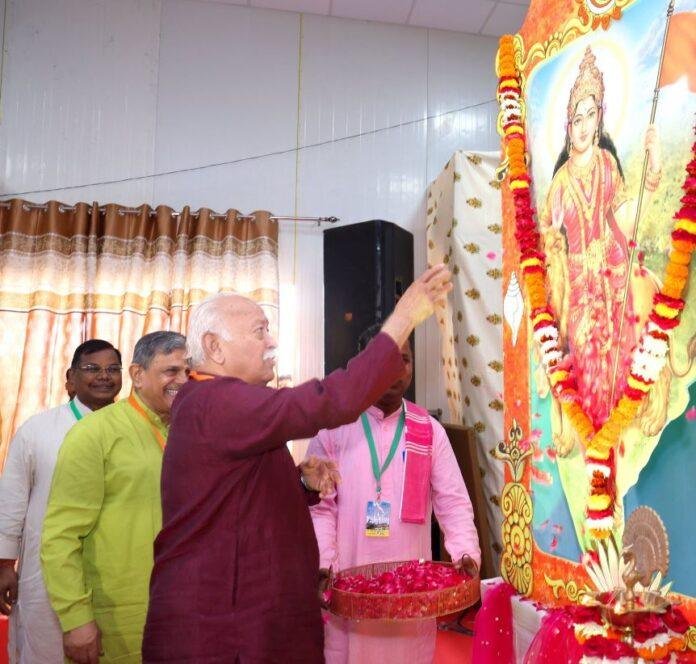 मथुरा में शुक्रवार को RSS की बैठक में संघ प्रमुख डॉ. मोहन भागवत।