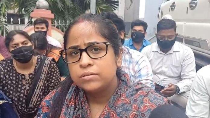 वैशाली DM के खिलाफ अंचलाधिकारियों ने खोला मोर्चा, समाहरणालय परिसर में धरना