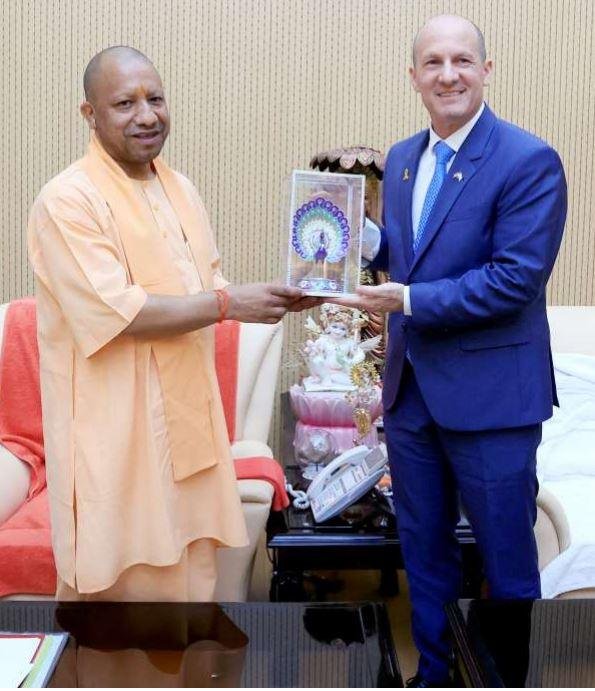 CM Yogi आदित्यनाथ से शिष्टाचार भेंट करते इज़राइली राजदूत रूवेन अज़ार 