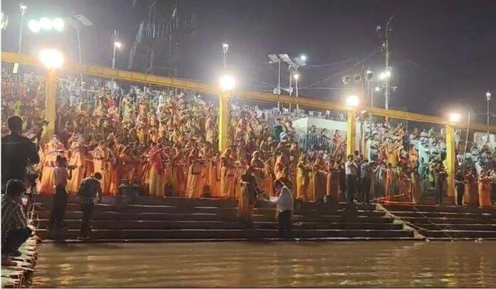 ayodhyaa-min अयोध्या में सामूहिक दीपोत्सव से पहले धनतेरस की संध्या पर सरयू तट पर सामूहिक आरती करते 1100 विद्यार्थी।
