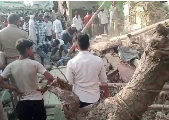 बरेली में अवैध पटाखा फैक्ट्री में धमाके में ढहे मकानों के मलबे में दबे लोगों की तलाश में जुटे लोग।