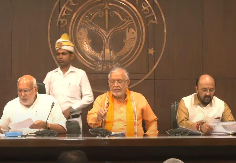 Breaking : UP में मक्का 2225, बाजरा 2625 और ज्वार 3421 रुपये के भाव से खरीदेगी योगी सरकार योगी मंत्रिपरिषद के फैसले की जानकारी देते यूपी के वित्त मंत्री सुरेश कुमार खन्ना और कृषि मंत्री सूर्य प्रताप शाही