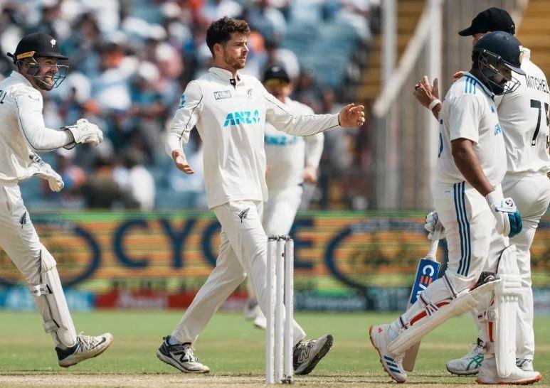 पुणे टेस्ट में जीत का जश्न मनाते न्यूजीलैंड के खिलाड़ी।