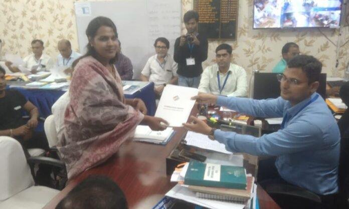 Giridih Assembly Seat : गिरिडीह में पहली बार थर्ड जेंडर ने नामांकन पर्चा दाखिल किया