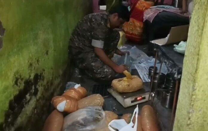 Dhanbad : भारी मात्रा में गांजा और शराब के साथ महिला तस्कर गिरफ्तार...