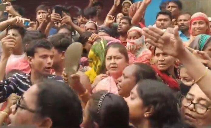 कोलकाता के जयनगर में बच्ची के रेप और मर्डर से नाराज महिलाओं का उग्र प्रदर्शन