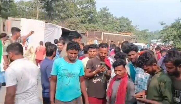 Koderma : दो ट्रकों के बीच आमने-सामने भिड़ंत, दो गंभीर...
