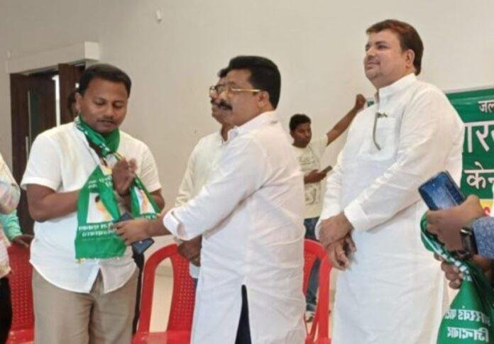 Breaking : पूर्व मंत्री रमेश सिंह मुंडा के बेटे राजकुमार मुंडा ने झापा का दामन थामा...