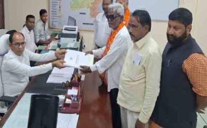 Saraikela Assembly Seat : सरायकेला से बीजेपी प्रत्याशी चंपाई सोरेन ने किया नामांकन, इनसे होगा मुकाबला...