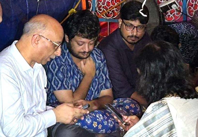 Big Breaking : कोलकाता में अनशनरत जूनियर डॉक्टरों से ममता की सीधी बातचीत सोमवार सायं 5 बजे तय कोलकताा में अनशनरत जूनियर डॉक्टरों के पास पहुंचे मुख्य सचिव मनोज पंत और गृह सचिव नंदिनी चक्रवर्ती।