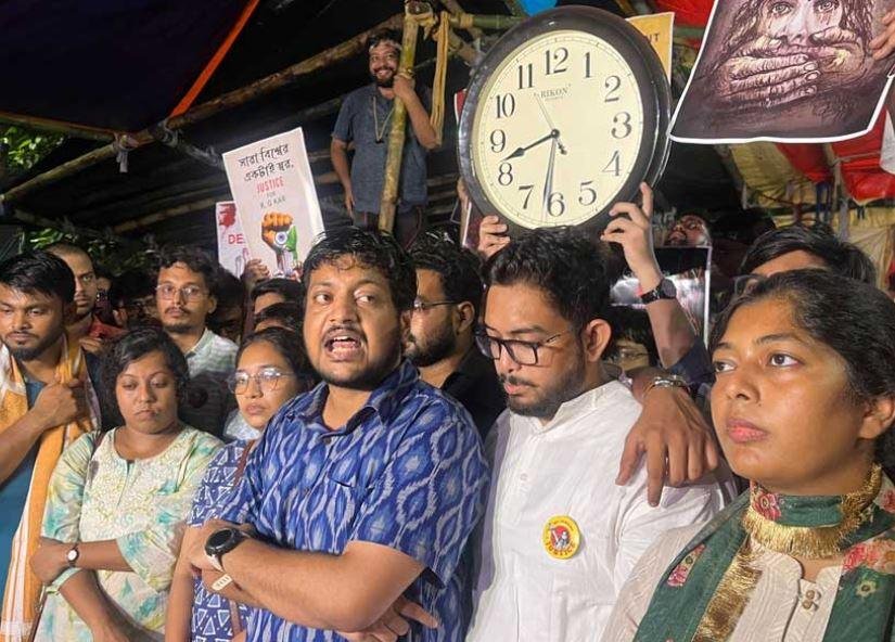 कोलकाता में जूनियर डॉक्टरों का धर्मतल्ला में आमरण अनशन शुरू