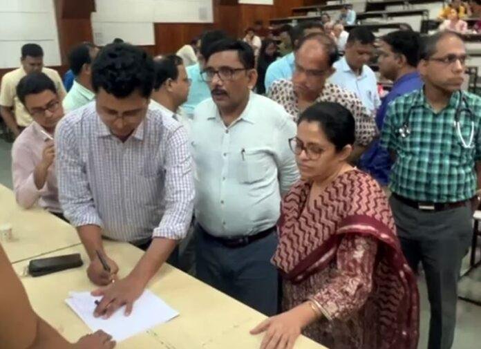 RG Kar मेडिकल कॉलेज अस्पताल में मंगलवार को सामूहिक इस्तीफा पत्र पर दस्तखत करते सीनियर डॉक्टर।