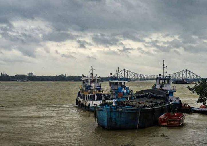 कोलकाता में चक्रवात DANA के असर से आसमान में बादलों की हलचल।