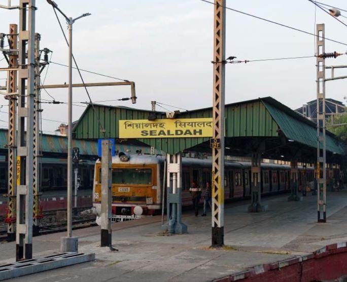 चक्रवात DANA के असर से दक्षिण बंगाल में भयंकर तूफान-बारिश की आशंका, बृहस्पतिवार रात से 190 ट्रेनें कैंसिल सांकेतिक चित्र
